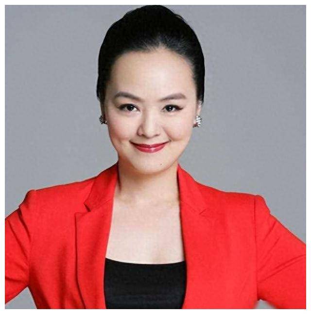 她是央视美女主持人,嫁小2岁哈佛大学海归,今58岁活成人生赢_孙小