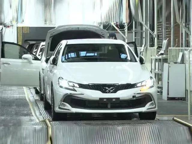 与此同时,排放法规也变得越来越严格,以大排量出名的锐志,市场空间被