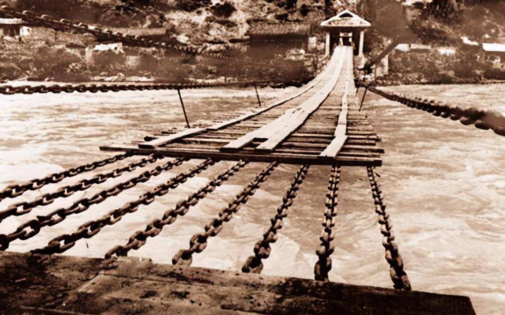 那么,这里就出现了一个问题,既然国军不想红军过桥,为何不把泸定桥给