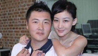 原创弃8年发妻闪娶3婚女一家六口搬三线挤月租房开豪车吃日料