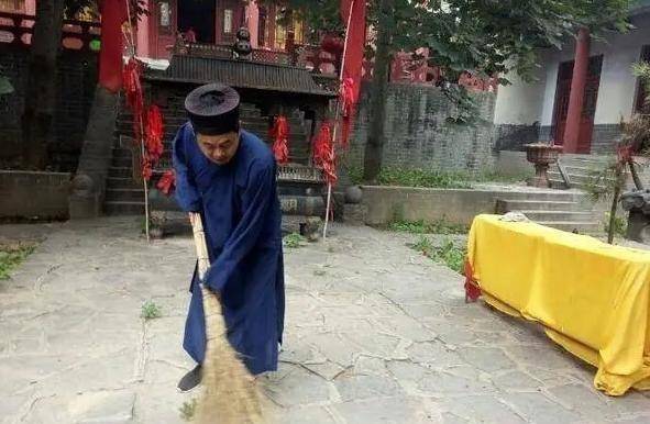 "1930年,马道长被土匪抓住逼问象牙佛的下落.