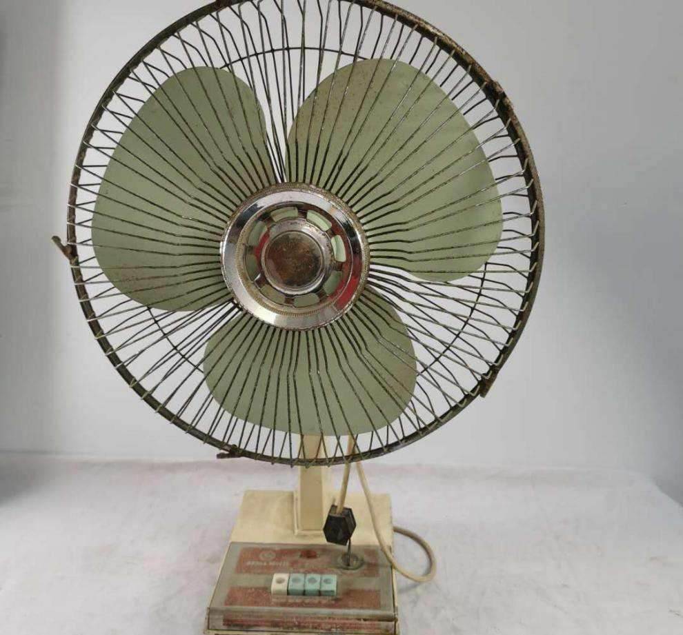 第五种老物件:风扇就是在这样的情况下,还看得津津有味的.