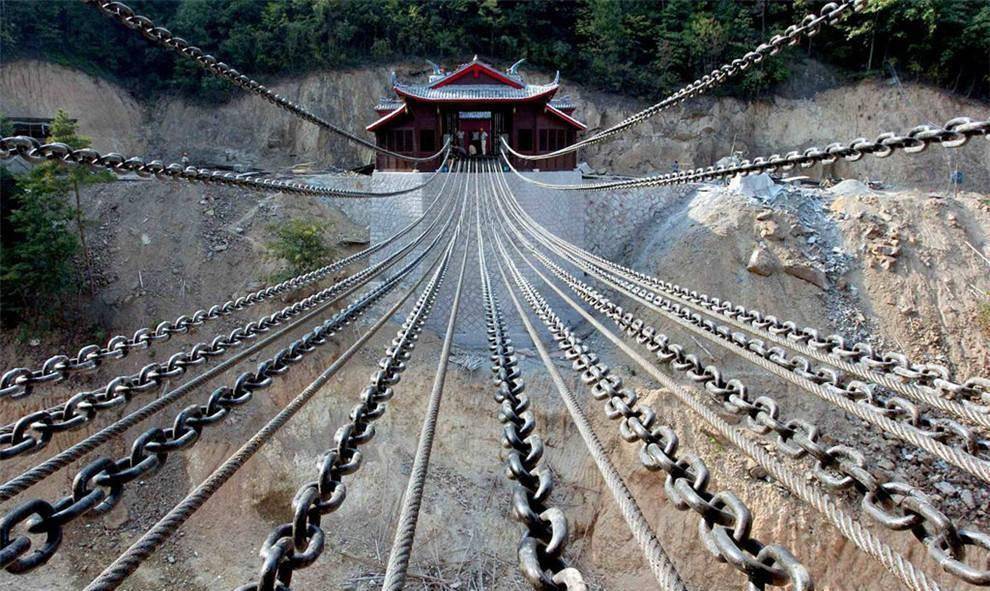 就这样,大力士成功运送完了13根铁索,使大桥得以修成,而他自己却因