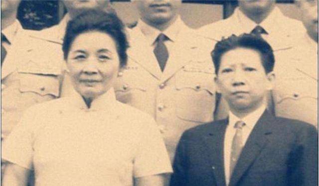 "民国第一魔女":不爱红装爱男装,留恋风月场所,让人给狗挪位_孔令伟