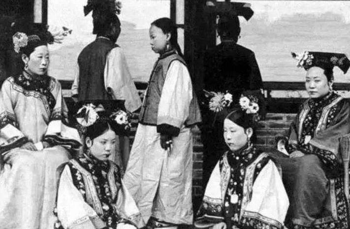 原创溥仪退位后大量被遣散的宫女为何没人愿意娶溥仪道出其中真相