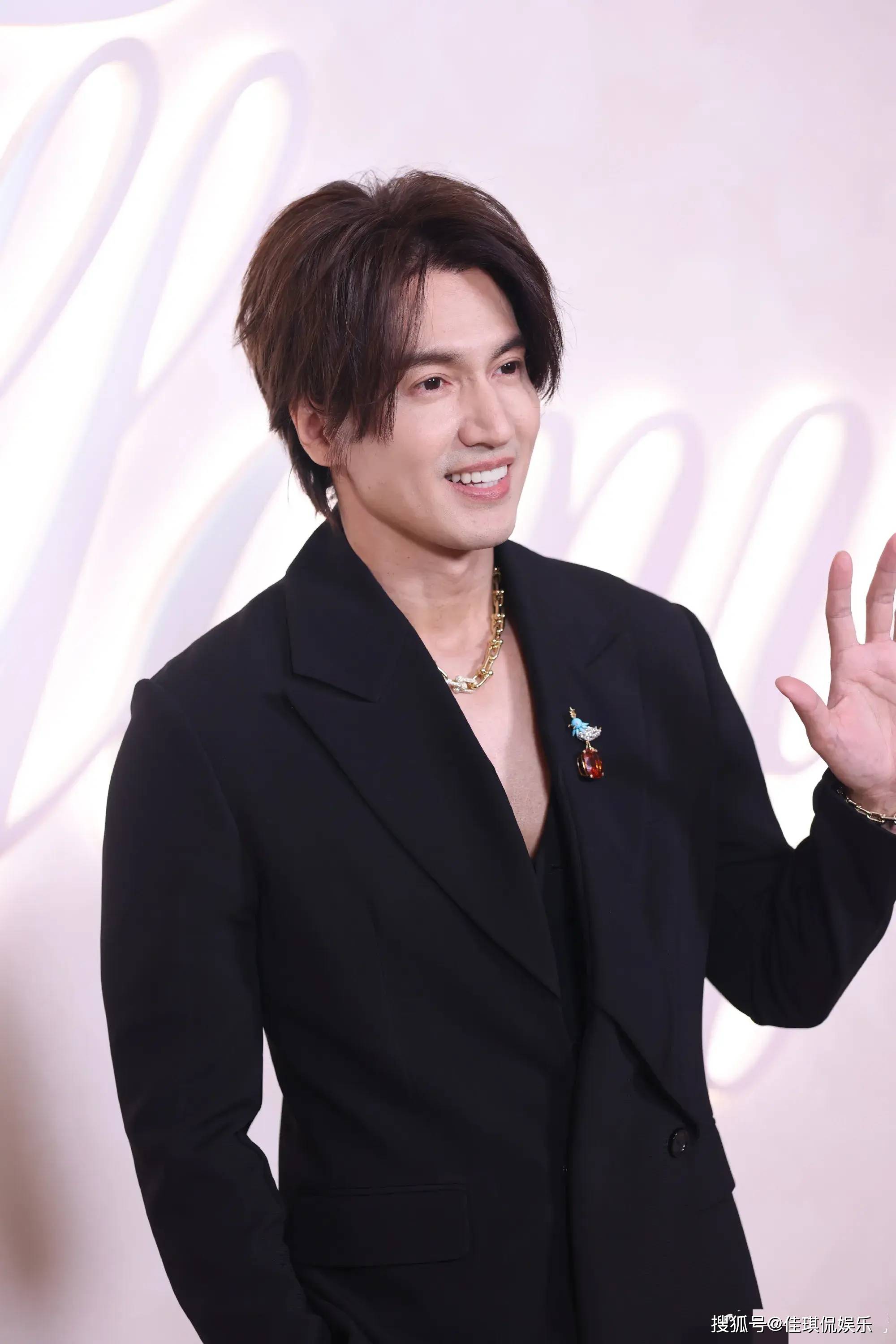 高伟光原本深邃的眼睛这一次似乎更加凹陷,这让他看上去显老了不少.