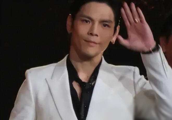 原创向佐和向佑被吐槽长相发文怒怼不要写我弟弟不会原谅任何人