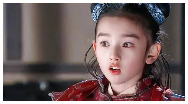 《西游记》中,化身哪吒英姿勃发;蒋依依则在《哪吒降妖记》中,演绎