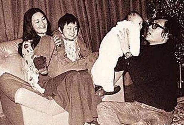 黄霑的第一段感情是和一位名为华娃的女子.两人于1967年共步婚姻