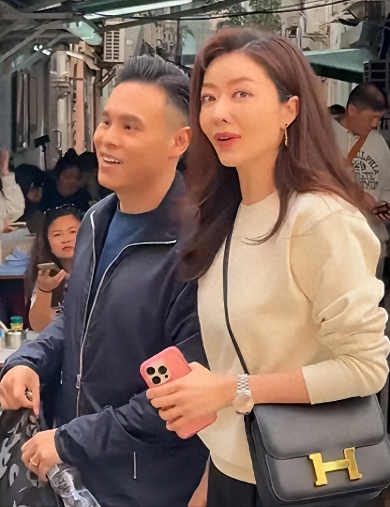 熊黛林携老公现身街头无美颜无滤镜太美了穿卫衣也惊艳