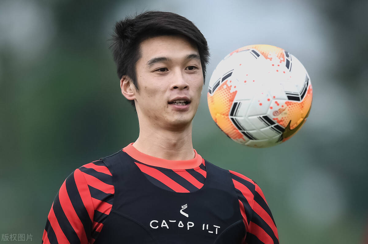 相反,张一来到了业余球队上海橘橙,跟着前申花老板朱骏踢球.