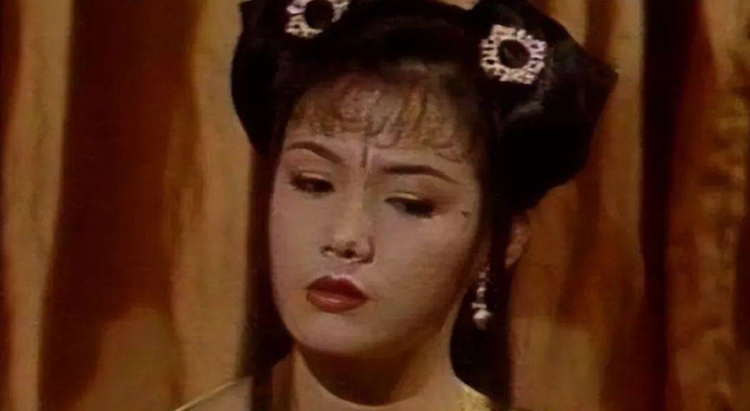 特别是在古龙武侠剧《香帅传奇》中,她成功地塑造了情深款款的"练霓裳