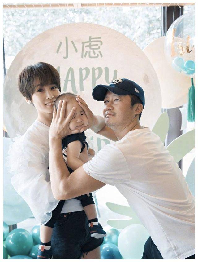 吴京和谢楠的婚姻生活幸福美满,他们育有两个孩子,经常在社交媒体上