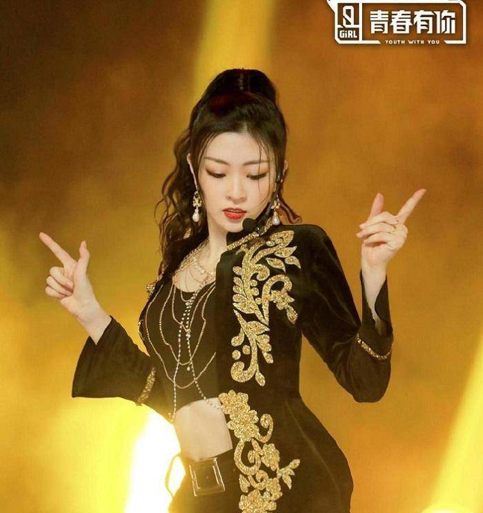 王承渲也太百变了,表演《溯》秒变"御姐",可盐可甜让人心动_风格_舞台