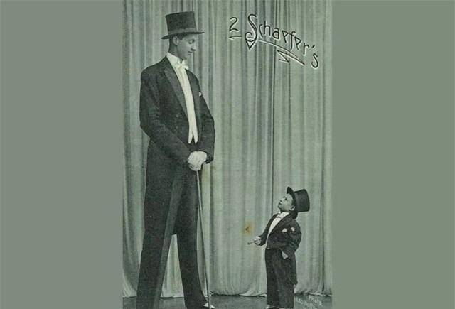 二战最萌身高差16米英国兵抓到23米德国兵俘虏都被逗笑了