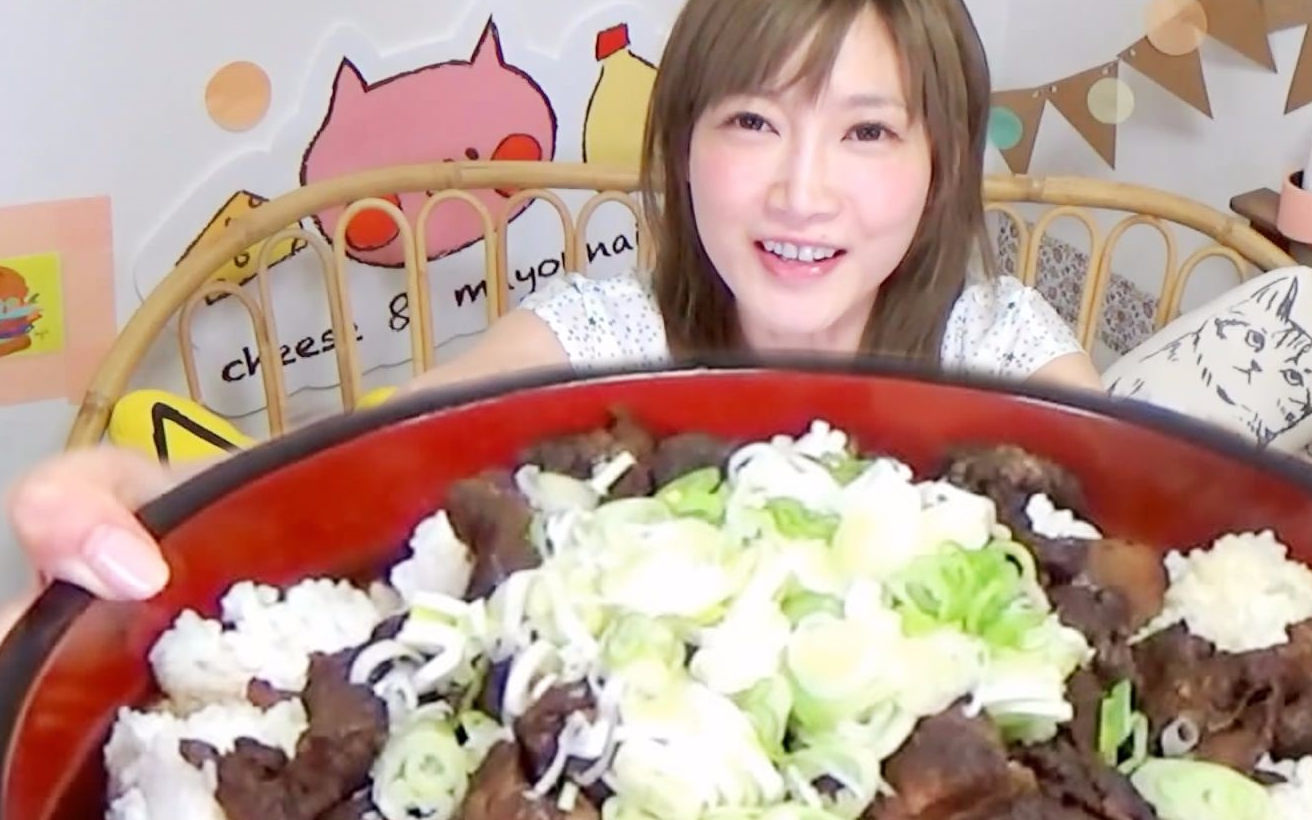 看秀彬的体型和脸型,这才是一个大胃王应该拥有的呀.