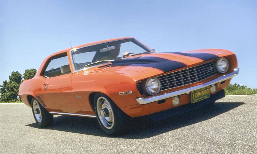 是雪佛兰对福特野马的回应,它的出现引起了激烈的小马车(pony car)的