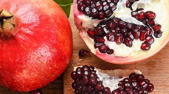 石榴的营养极其丰富但过量食用还是会给人体带来一些累赘