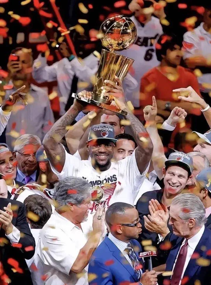 巴克利揭露真相詹传奇靠组队获得排名别说乔丹比不了科比