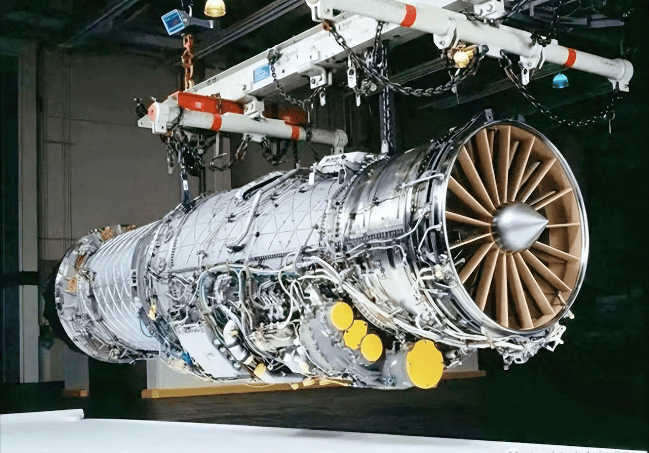 中国歼16已突破300架挂载霹雳17导弹500公里就能摧毁美军机