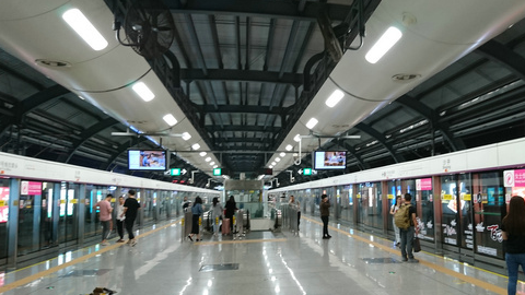 原创夜晚途经深圳沙井地铁站一年没来这里了想不到变得更加漂亮了