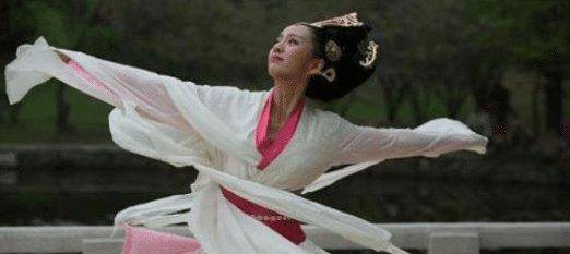 她的的容貌并不算是绝佳,西施,王昭君,杨玉环以及貂蝉的容貌都堪称