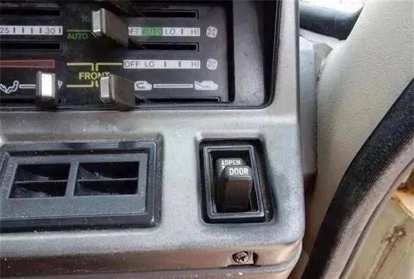 收音机和卡带后排的空调系统,每排的座位上面都设置有独立的出风口