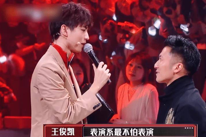 原创王俊凯不惧挑战现场壁咚谢霆锋女选手的表情全场最佳