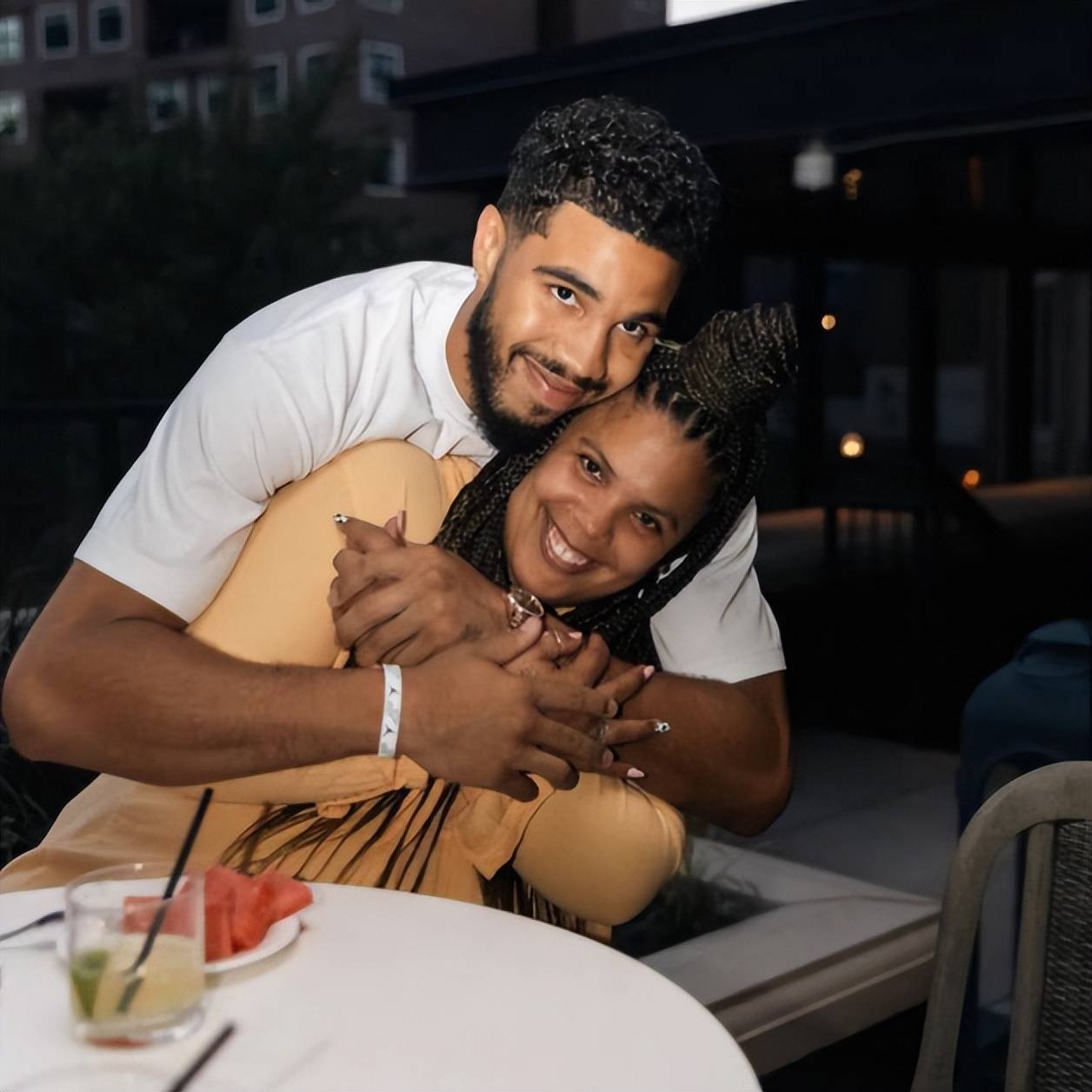 塔图姆一家近照联盟第一年少有为赚19亿妻子旺夫相