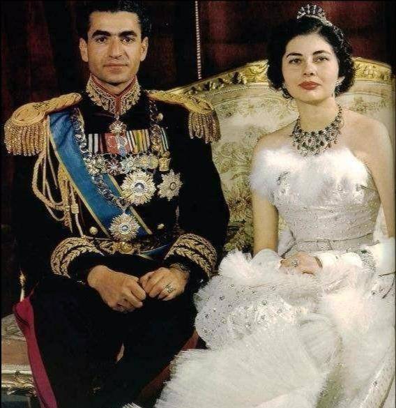 1979年1月16日,巴列维国王和自己美貌的妻子法拉赫王后,到达德黑兰梅