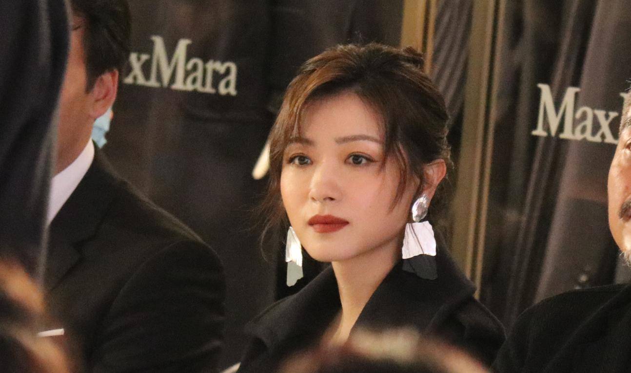 原创40岁万茜现身线下活动生图状态太真实看到男粉丝举动惊讶了