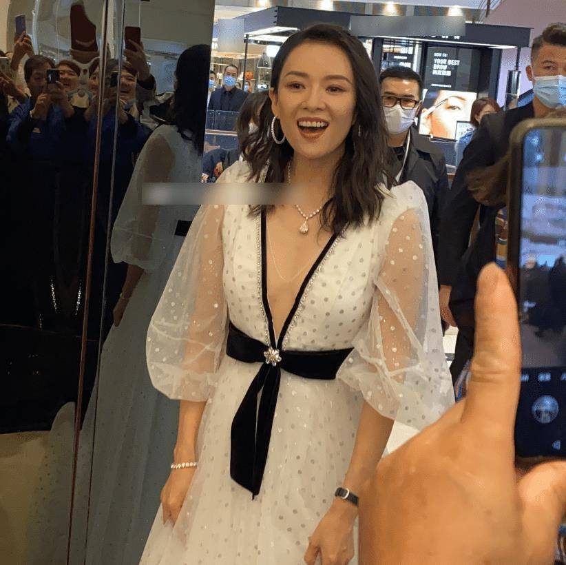 原创章子怡出席线下活动遭遇路人围观抓拍生图长这样确定没看错