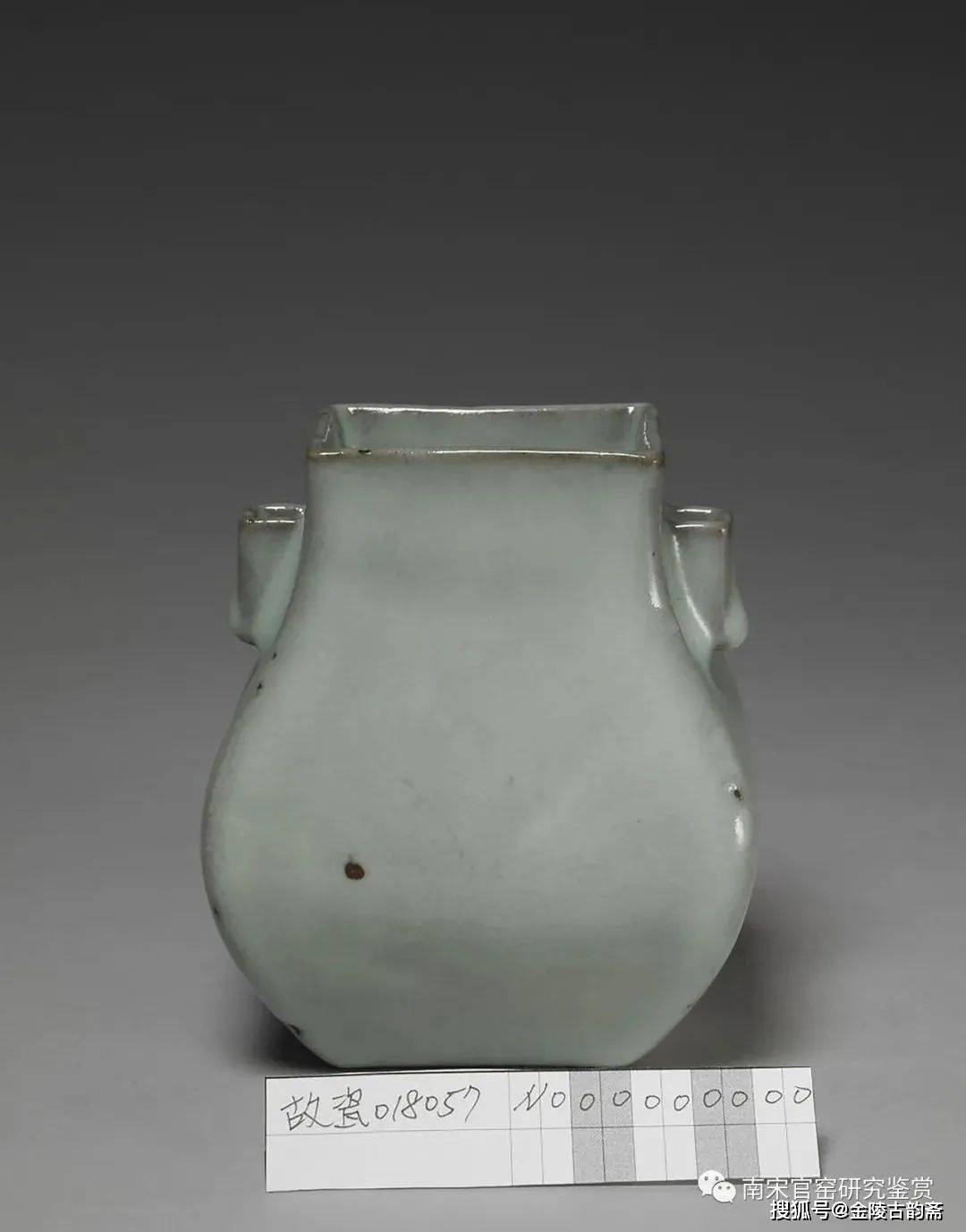 两件苏富比（Sotheby's）香港“南宋官窑八方弦纹瓶” 清仿之争议_