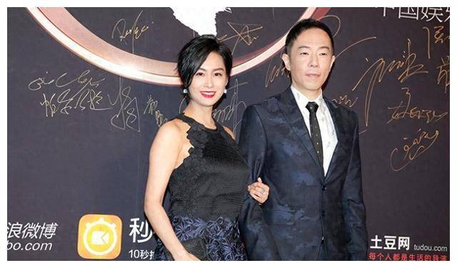 朱茵罕见与老公同框52岁还有傲人身材穿无袖连衣裙太抓眼球了