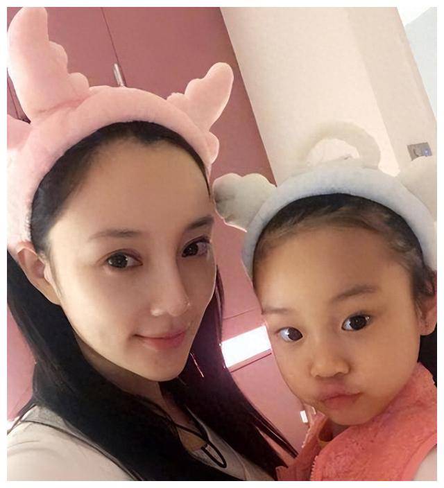贾乃亮和李小璐女儿甜馨助催复合劝网友别错过这关键时刻