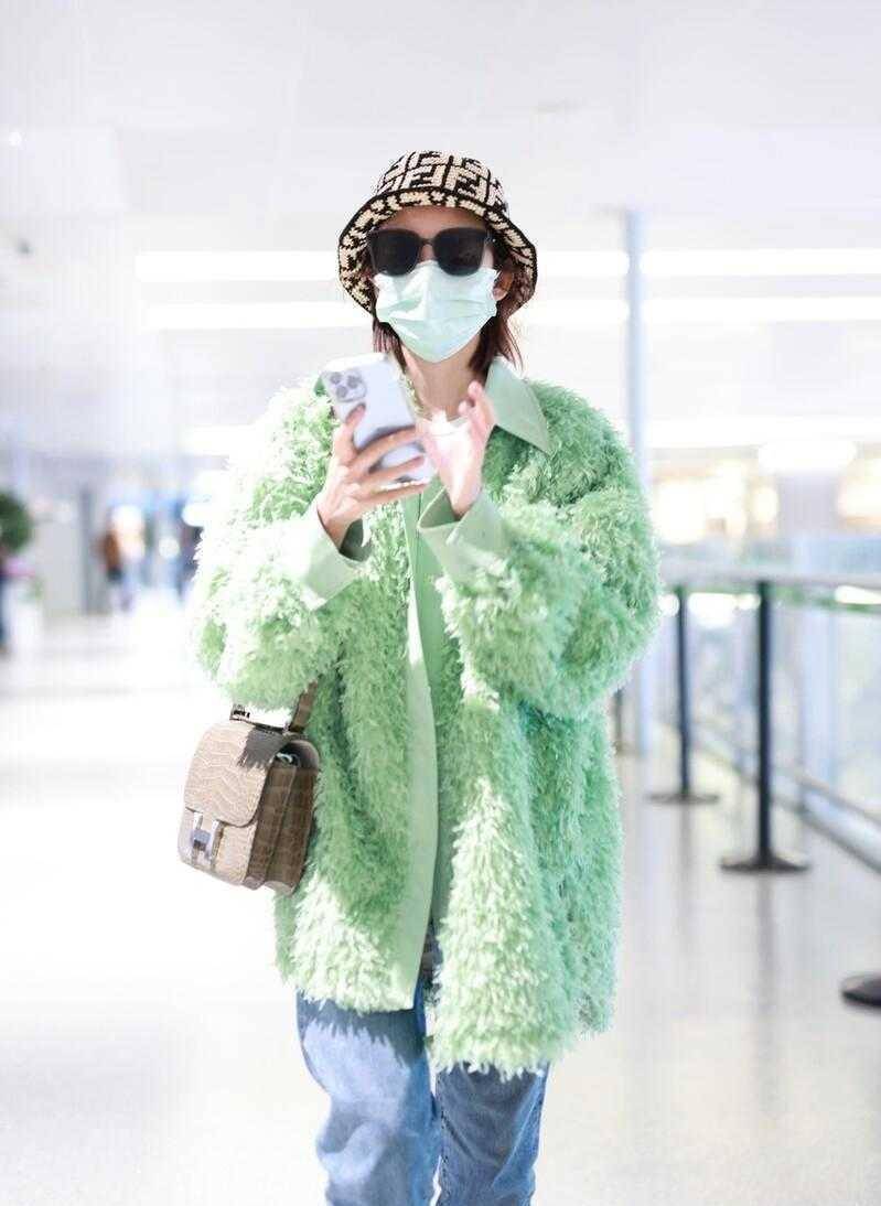 原创唐艺昕厉害了把薄荷绿毛毛外套穿出高级感洋气又时髦