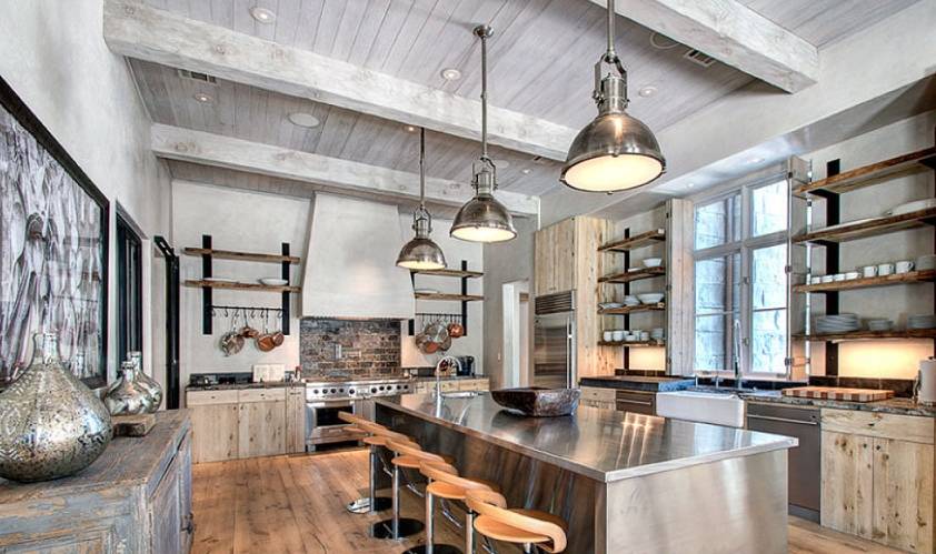 原木色的木质天花板和同材质的门窗框用深栗色的线条修饰,深浅不一的