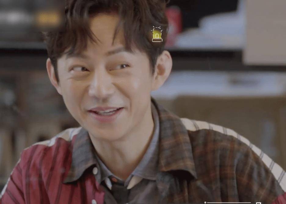 谢娜故意刁难何炅,两人的幽默互动,让易烊千玺喝个茶都不安稳_节目