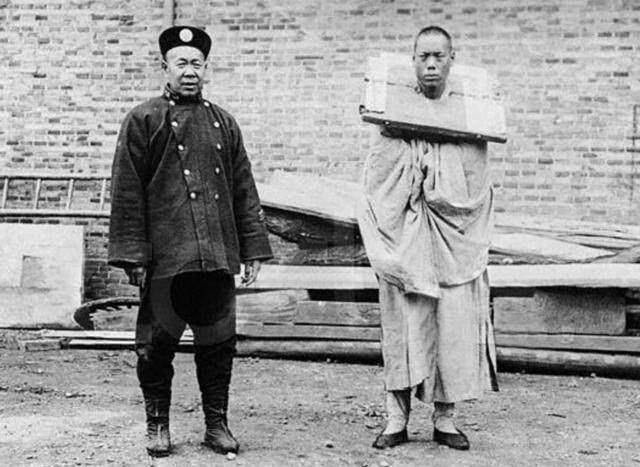 上图也是一个犯人正在接受跪刑,但是你仔细看,他的膝盖下面还有许多的