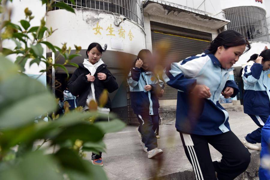 贵州从江县:下江中学开展应急逃生演练活动