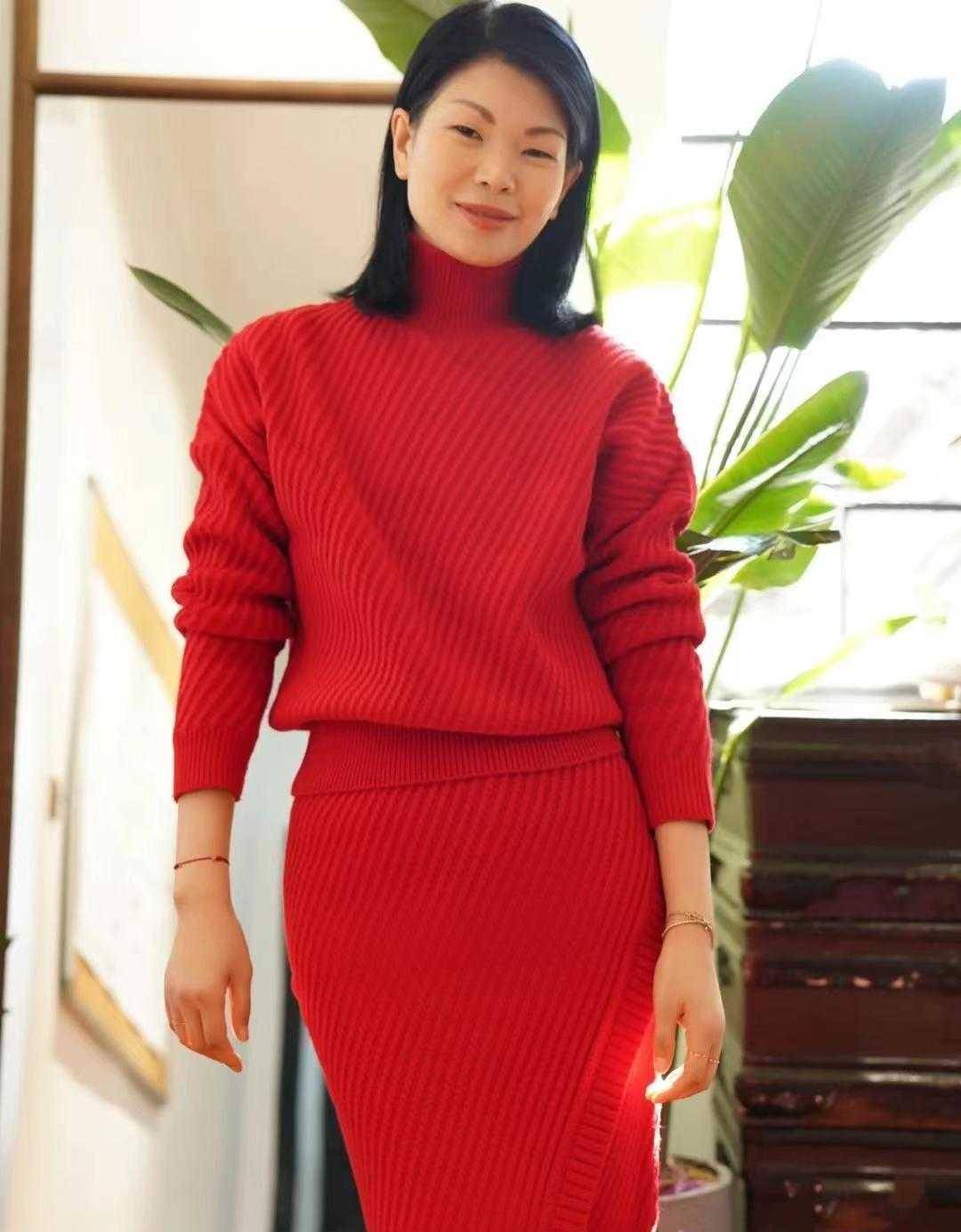 吕燕不愧是国际超模穿大红色套裙配长靴洋气又高级
