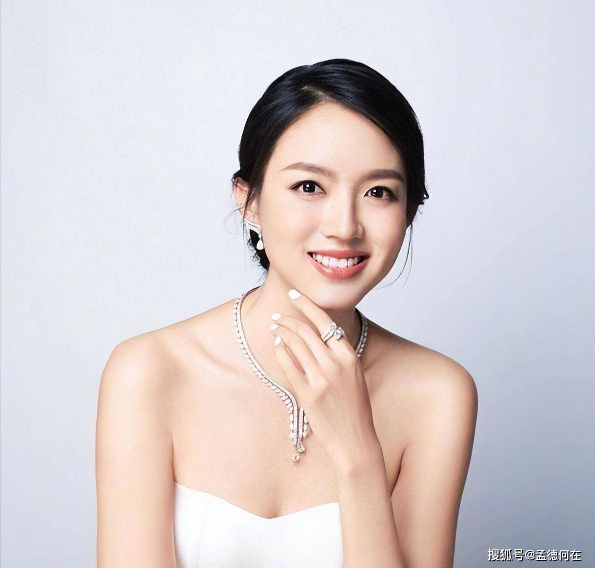 张梓琳这尤物身材,饱满性感韵味十足!