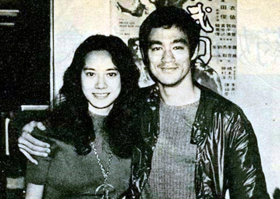 【搂着绯闻女友的李小龙】苗可秀和李小龙两家是世交,两人关系很好