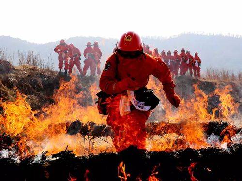村干部冲锋在前云南临沧山火致3人牺牲其中2人为村干部