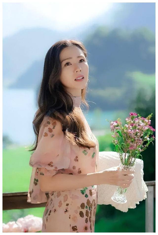 演技女神孙艺珍,电影解说带你领略,写真集展现魅力风采