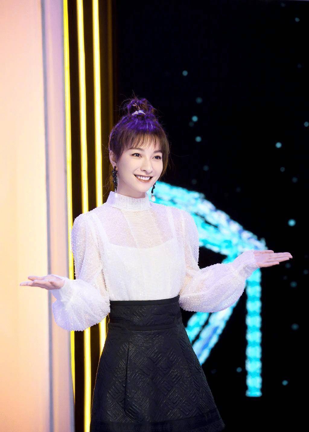 原创吴昕比时尚博主还会穿黑色皮衣配阔腿裤别说还挺时髦的