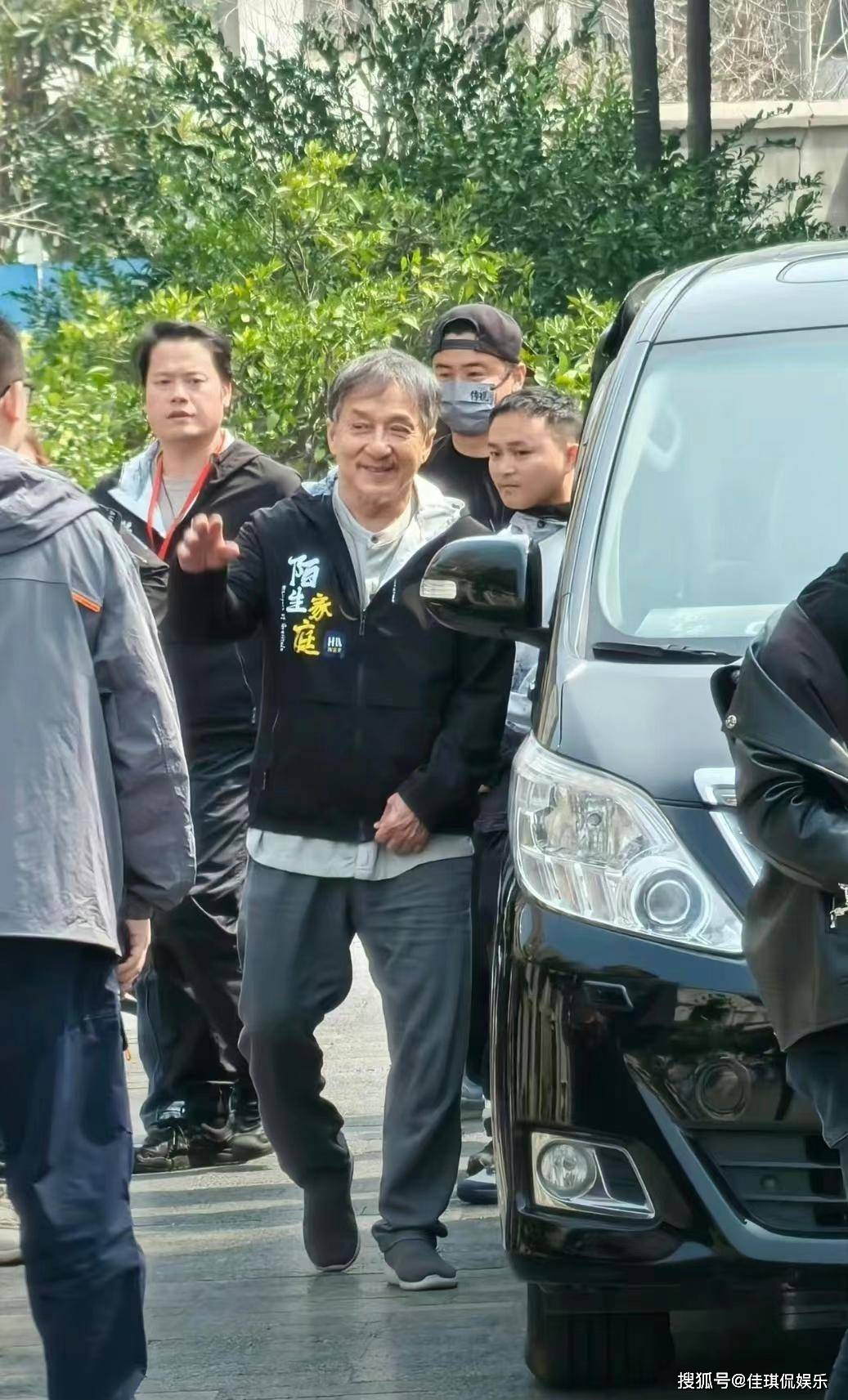 现在又刚好是武汉风景最美的时期,很多人在打卡的时候偶遇到了成龙