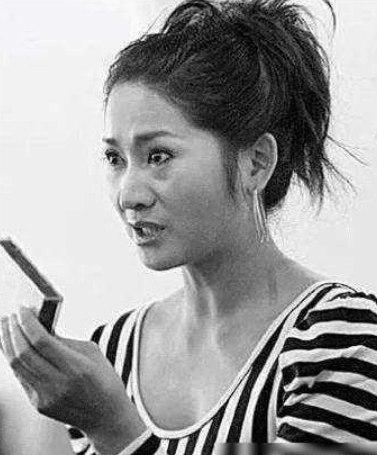 原创她自曝一年服侍过30多位导演没火就算了结果还被封