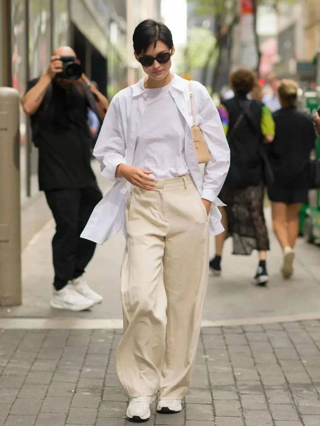 轻松优雅,飒爽利落都是你,选择一条高腰阔腿裤搭配衬衣,时尚圈和女星