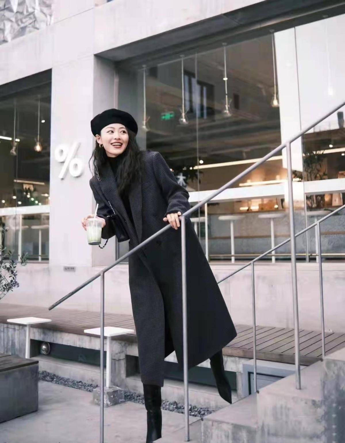 选择这种大衣 高领毛衣这种cp造型,有人挺喜欢最不容易出错,就像黑色.